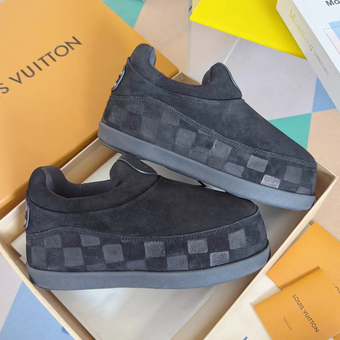 [L Family x Ingo joint model] Top P: 820💰 ▪️Size: Women's 35-40 (customized at 41.42 for women). Men's 39-44 (customized at 38.45.46) LV x Ingo joint model Top version Fatty Forrest Gump shoes Thick sole Couple model Casual sports shoes Original purchase and development Production LV Yeti lace-up shoes from LV Yeti The series combines Japanese "small feet" fashion aesthetics with classic Louis Vuitton elements in avant-garde strokes, subtly paying tribute to the traditional Japanese culture of taking off shoes when entering the house. The suede cow leather is partially embossed with Nigo's reinterpreted Damier pattern, and the comfortable casual shoe configuration highlights street style. Exquisite packaging at the delivery counter🛍📦 ▪️Fabric: Original imported first-layer cowhide ▪️Inner lining: Original custom-made breathable mesh ▪️Sole: Original molded non-slip TPU material ▪️Sole thickness: 5CM